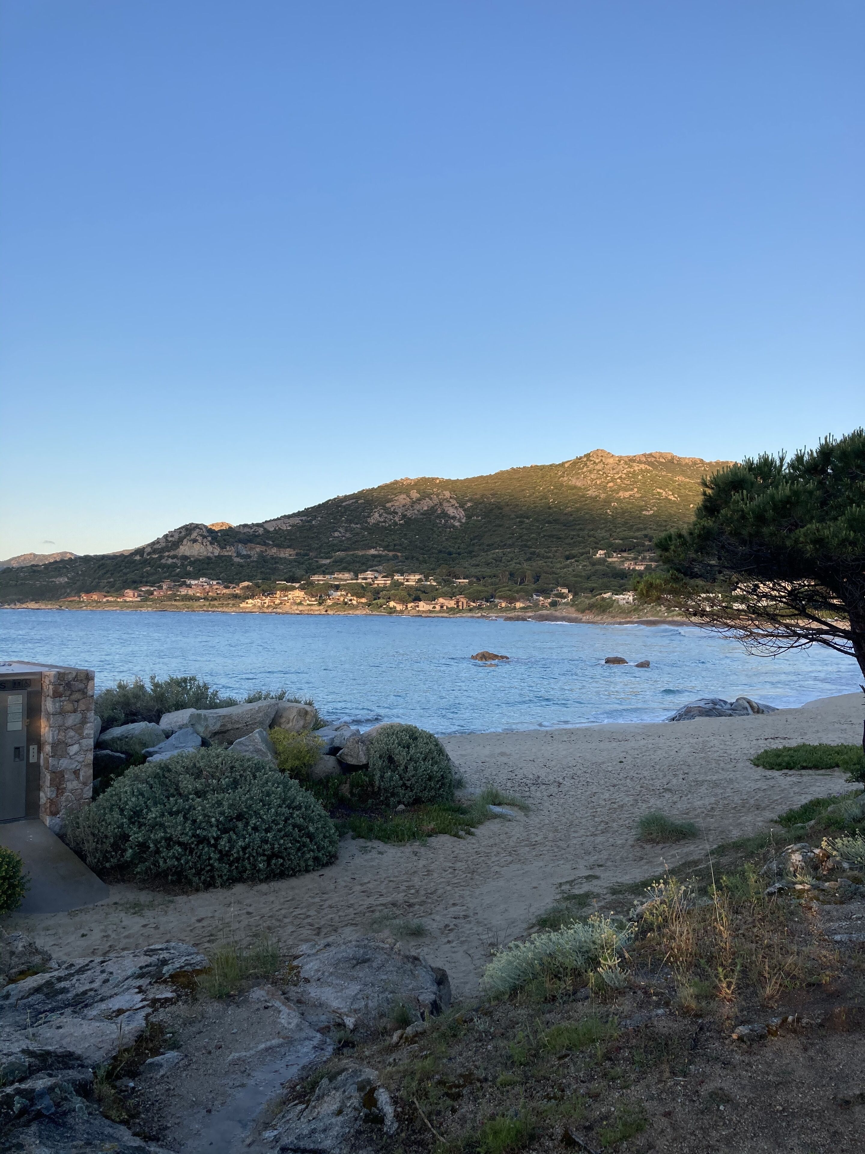 Ubicación cercana a la playa y tumbonas