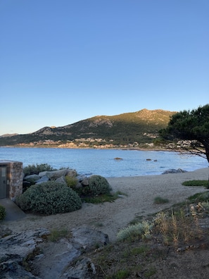Plage à proximité, chaise longue