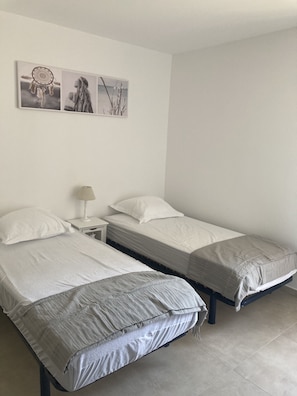 3 chambres, fer et planche à repasser, lit de bébé portatif