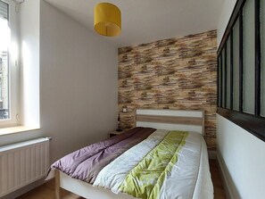 2 bedrooms, iron/ironing board, travel cot, free WiFi