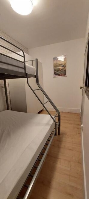 2 bedrooms, iron/ironing board, travel cot, free WiFi