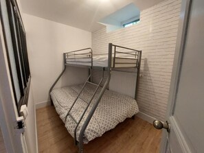 2 bedrooms, iron/ironing board, travel cot, free WiFi