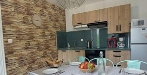 Fridge, microwave, oven, stovetop - Villa Jean Julien - Les Cascades - Appartement T3 - 2 Chambres - 6 Pers (Mont-Dore)