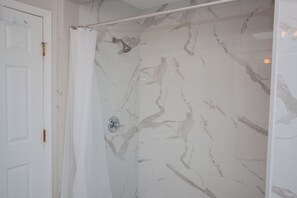 Duschwanne, Handtücher, Toilettenpapier