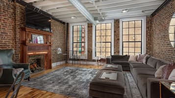 Smart TV, fireplace