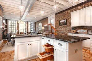 Cafetière/bouilloire, réfrigérateur, micro-ondes, four