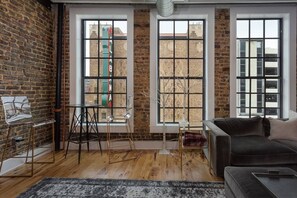 Smart TV, fireplace - Luxury Penthouse Loft with Private Rooftop Deck (Birmingham)