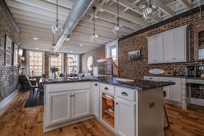 Coffee/tea maker, fridge, microwave, oven - Luxury Penthouse Loft with Private Rooftop Deck (Birmingham)