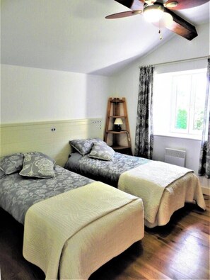 2 habitaciones, tabla de planchar con plancha, cuna de viaje y wifi