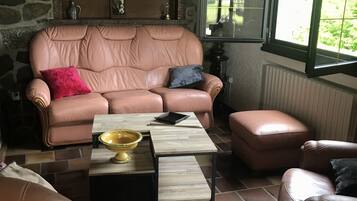 Televisie, een open haard, boeken en een kantoor