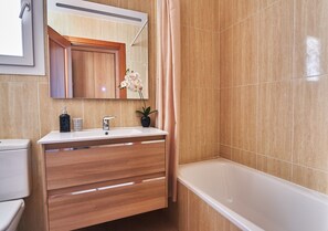 Badewanne, Haartrockner, Bidet, Handtücher