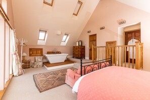8 bedrooms, travel cot, WiFi, bed sheets