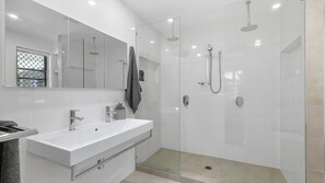 Badekar, hårføner, håndklær og toalettpapir
