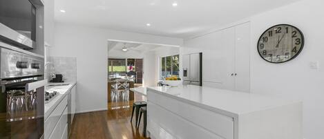 冰箱、微波炉、烤箱、炉灶