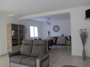 TV, table football, ping pong, books - Maison Spacieuse et Lumineuse de 160 m2 Avec vue mer (Donville-les-Bains)