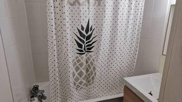 Baignoire, sĂšche-cheveux, savon, papier toilette