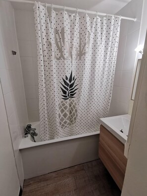 Badewanne, Haartrockner, Seife, Toilettenpapier