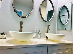 Tina con regadera, secadora de cabello, toallas, jabón 