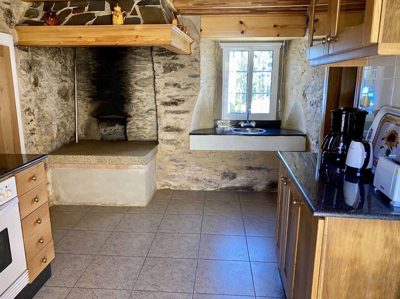 Peaceful, cozy, totally private cottage close to beaches and town.