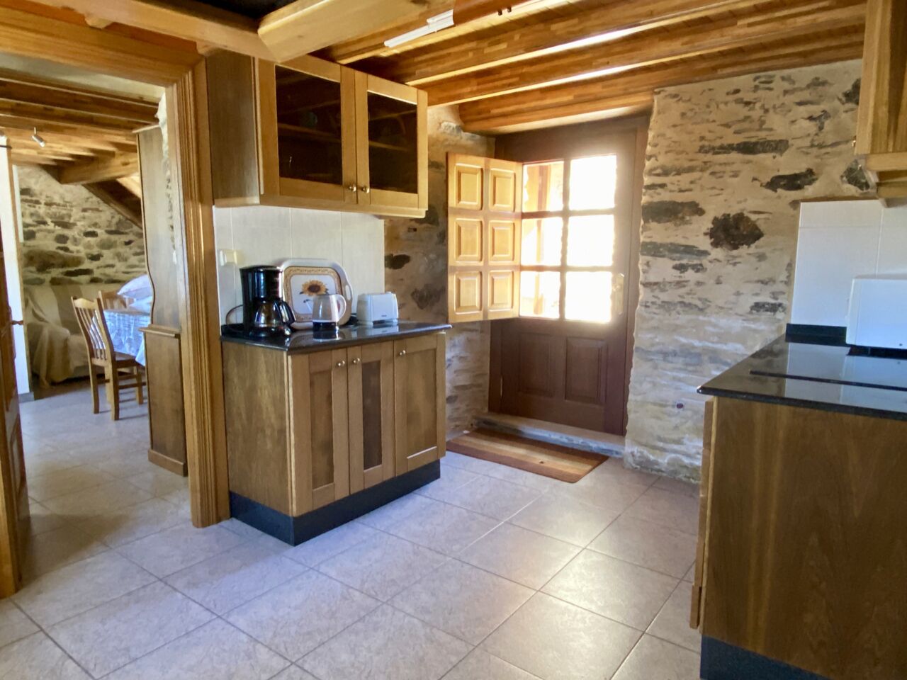 Peaceful, cozy, totally private cottage close to beaches and town.