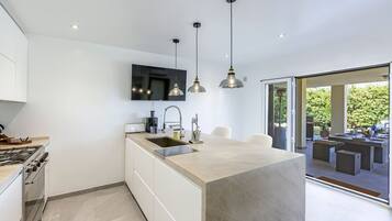 Geladeira, fogão, cooktop, lava-louças