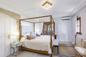 5 bedrooms, iron/ironing board, travel crib, free WiFi