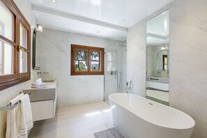 Badekar, hårtørrer, håndklæder, Sæbe