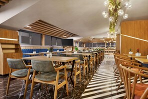 Bữa sáng buffet hàng ngày với phụ phí nhỏ