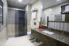 Buồng tắm vòi sen, vòi sen thủy lực, máy sấy tóc, dép đi trong nhà
