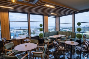 2 間餐廳，供應早餐