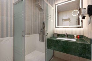 Dusche, Hydromassagedusche, Haartrockner, Hausschuhe