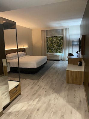 Deluxe Room, 1 King Bed, Non Smoking | Desk, laptop workspace, iron/ironing board, free WiFi