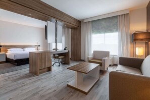 Desk, laptop workspace, iron/ironing board, free WiFi - Wyndham Garden Orlando Airport (Orlando)