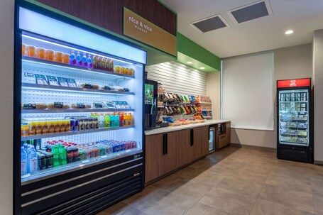 Wyndham Garden Orlando Airport - Image 13