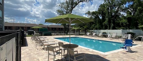 Piscine extérieure, chaises longues