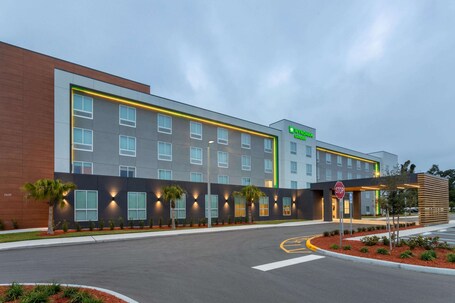 Wyndham Garden Orlando Airport - Image 9