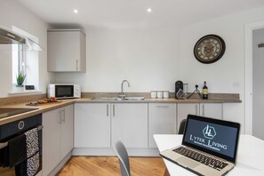 Fridge, microwave, oven, stovetop - Hawthorn - Oxford with Parking and Garden (Oxford)