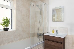 Combined shower/bathtub, hair dryer, towels, soap - Hawthorn - Oxford with Parking and Garden (Oxford)