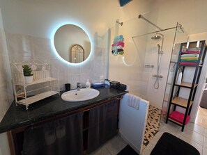 Dusche, Haartrockner, Handtücher, Seife