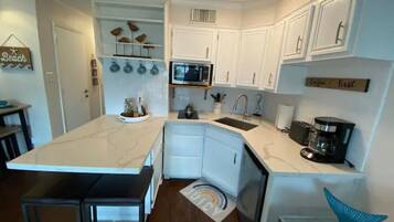 Geladeira, micro-ondas, cooktop, cafeteira/chaleira