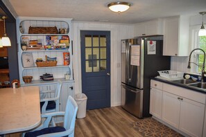 Fridge, microwave, oven, stovetop - Cute and well maintained 3 bedroom, 1 bath home w/ air (Dennis port)