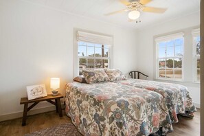2 bedrooms, Internet, bed sheets - Cherry Street Star in Bandera Texas (Bandera)