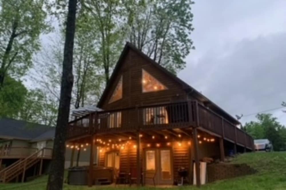 Gorgeous Lake Front home with hot tub