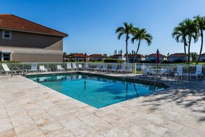 Una piscina al aire libre, una piscina climatizada