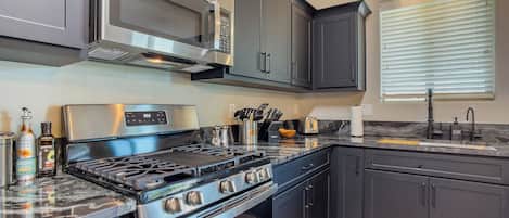 Een koelkast, een magnetron, een oven, een kookplaat