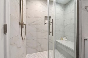 Bañera con ducha, secador de pelo, toallas, jabón