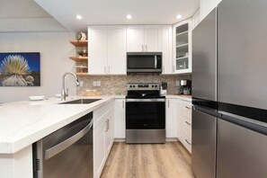 Refrigerador, microondas, horno y parrilla de estufa