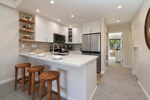 Fridge, microwave, oven, stovetop - MKO E202 Remodeled 2BD Retreat wAC Pool Near Beach (Kihei)