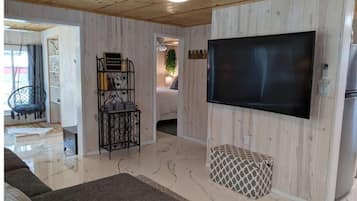 1 habitación, tabla de planchar con plancha, wifi y ropa de cama