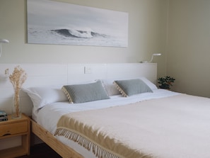 5 bedrooms, desk, iron/ironing board, free WiFi